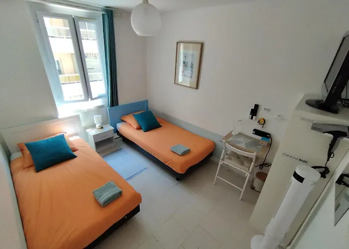Private In Shared In The Center Of Pansiyon Nice